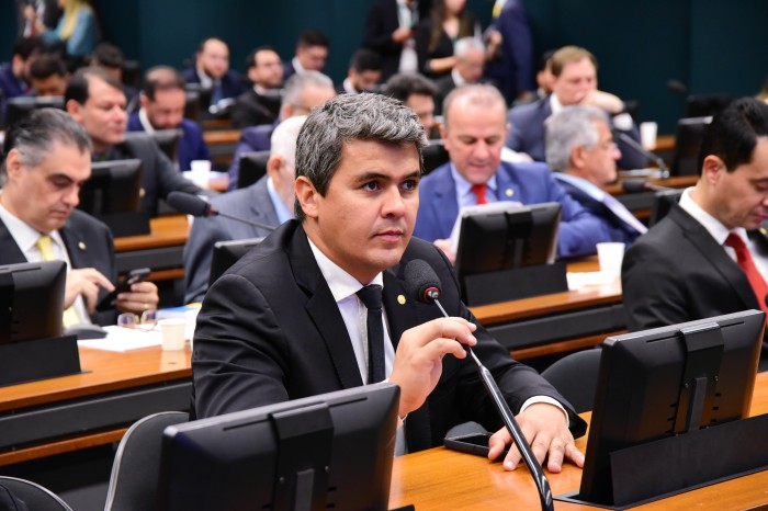 Comissão aprova garantia de acompanhante para pessoas com deficiência em consultas e exames
