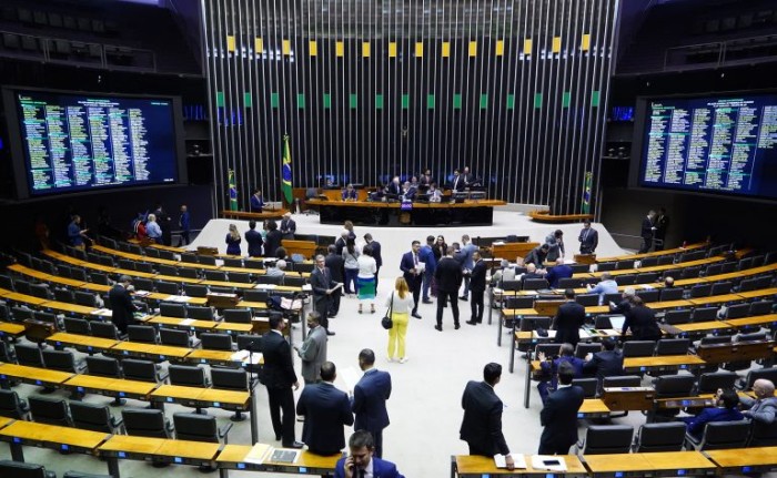 Deputados analisam MP que altera o programa Mais Médicos; acompanhe