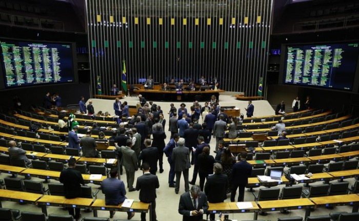 Aprovado projeto que tipifica crimes de discriminação contra pessoas politicamente expostas; acompanhe