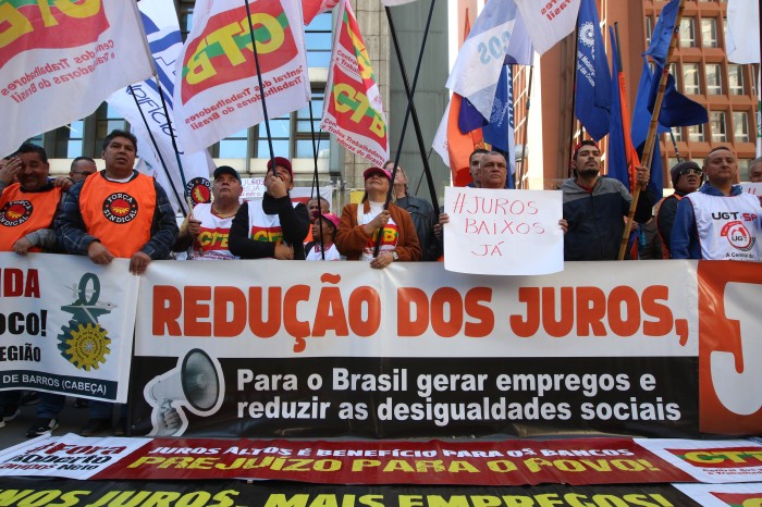Centrais sindicais fazem protesto em SP contra juros altos