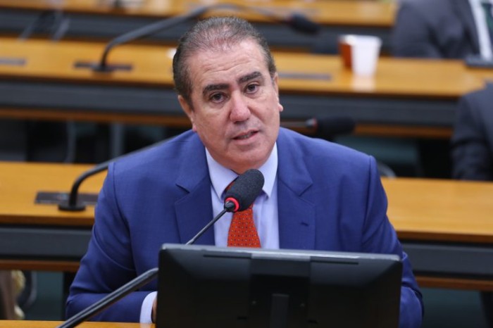 Proposta determina que equipamentos eletrônicos sejam vendidos com carregador incluso
