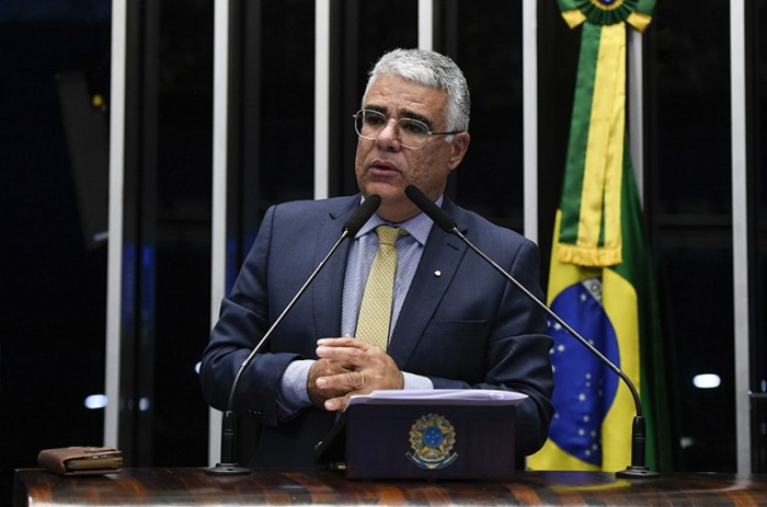 Girão cobra distribuição de vacina contra dengue já aprovada pela Anvisa